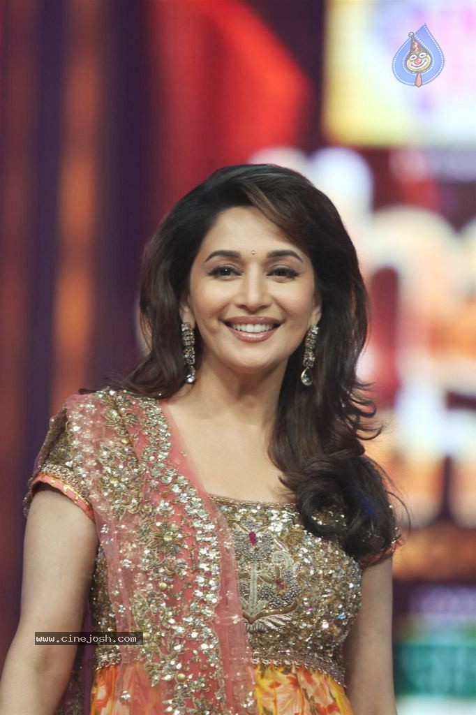 Madhuri Dixit at Jhalak Dikhla Jaa Season 5 - 5 / 34 photos