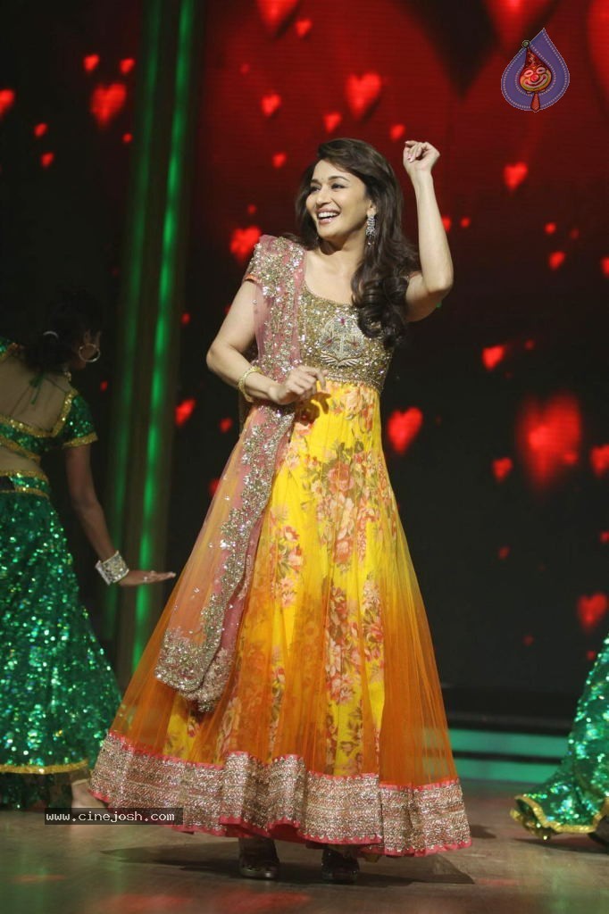 Madhuri Dixit at Jhalak Dikhla Jaa Season 5 - 22 / 34 photos