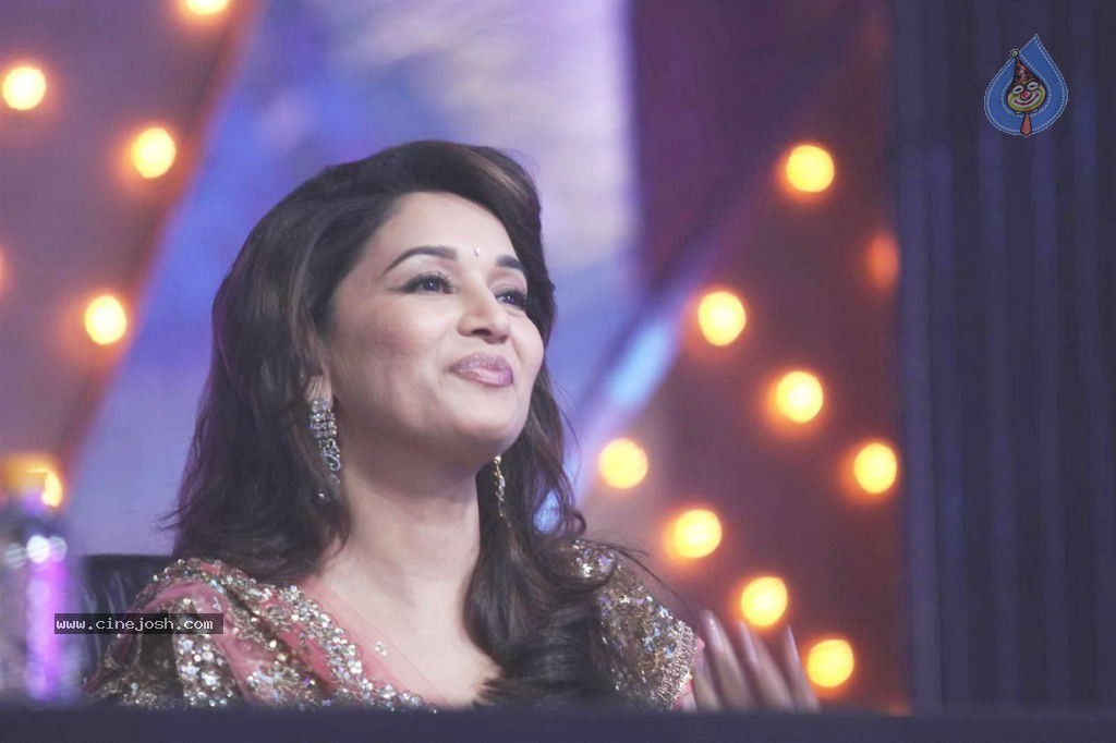 Madhuri Dixit at Jhalak Dikhla Jaa Season 5 - 26 / 34 photos