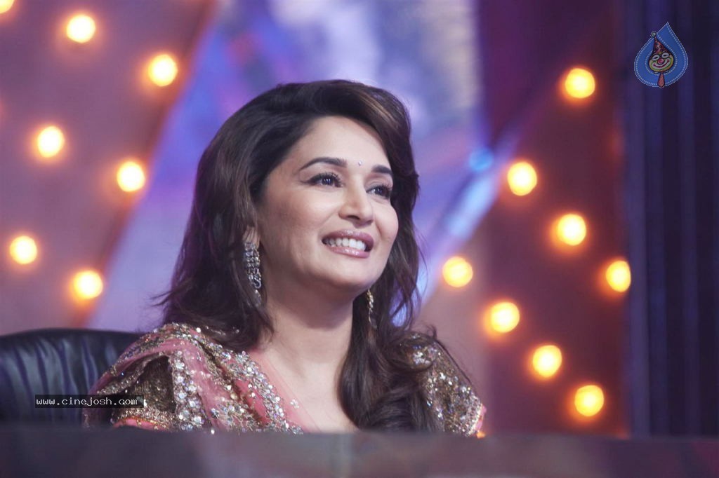 Madhuri Dixit at Jhalak Dikhla Jaa Season 5 - 30 / 34 photos