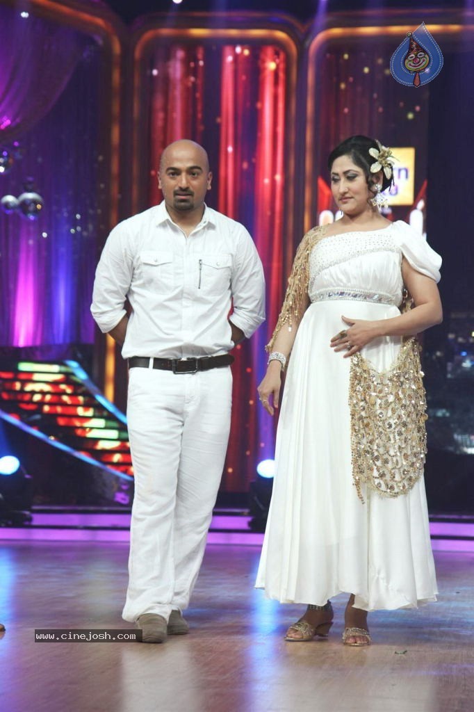 Madhuri Dixit at Jhalak Dikhla Jaa Season 5 - 33 / 34 photos