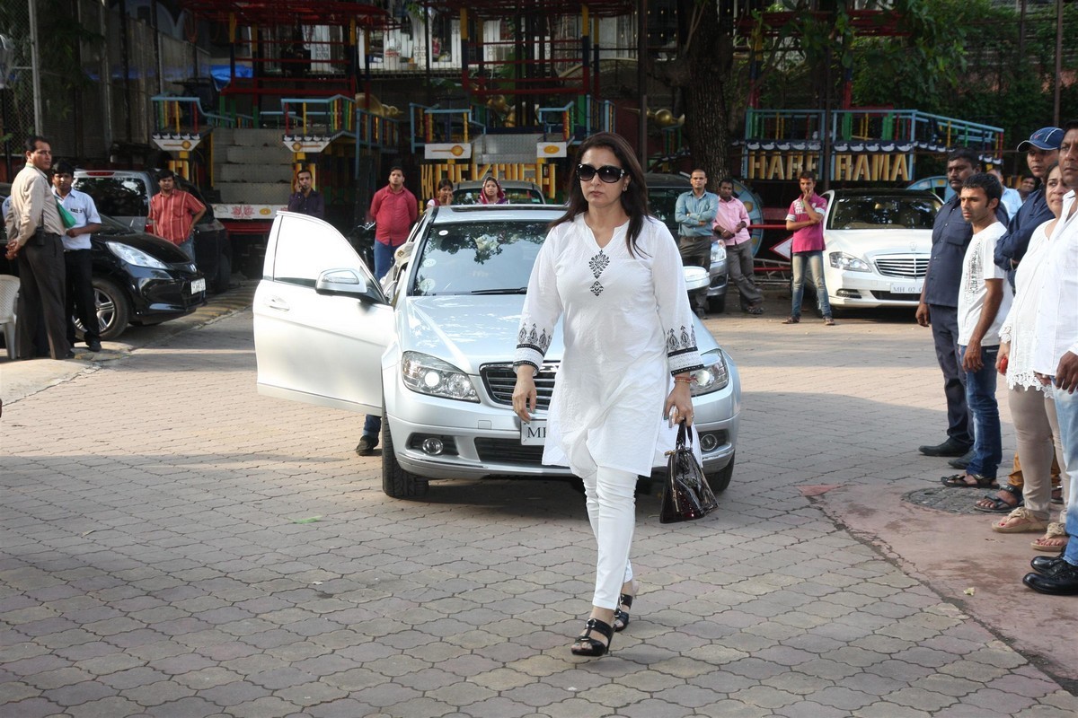 Madhuri Dixit Father Prayer Meet - 2 / 63 photos