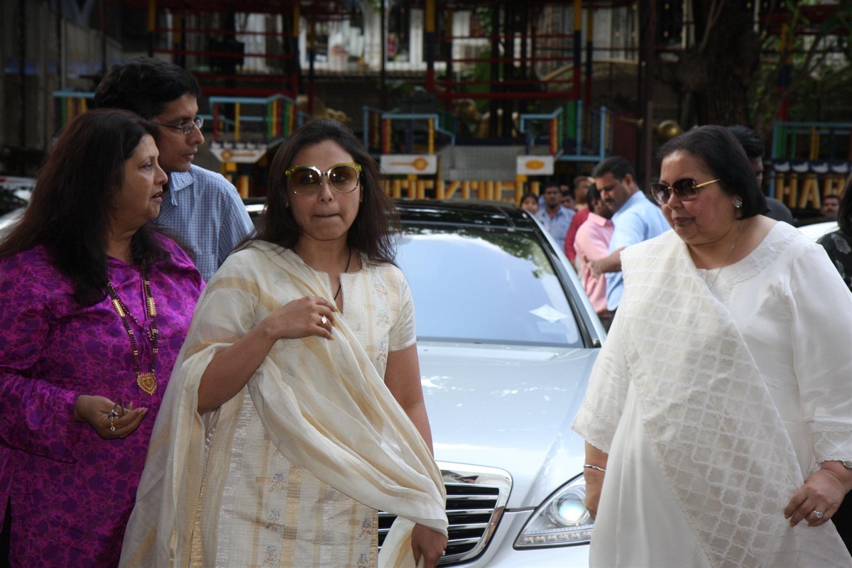 Madhuri Dixit Father Prayer Meet - 13 / 63 photos