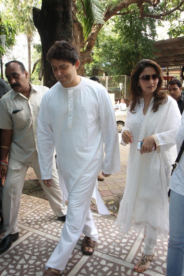 Madhuri Dixit Father Prayer Meet - 15 / 63 photos