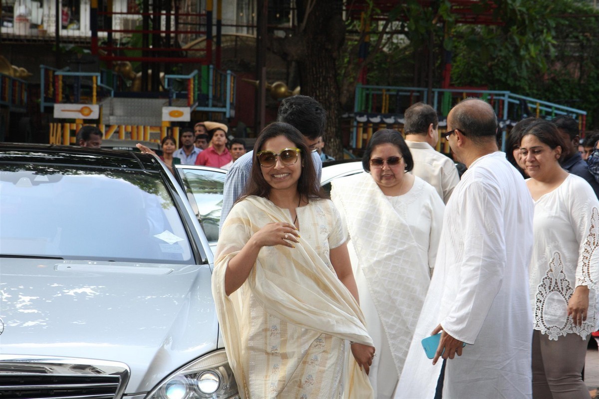 Madhuri Dixit Father Prayer Meet - 19 / 63 photos