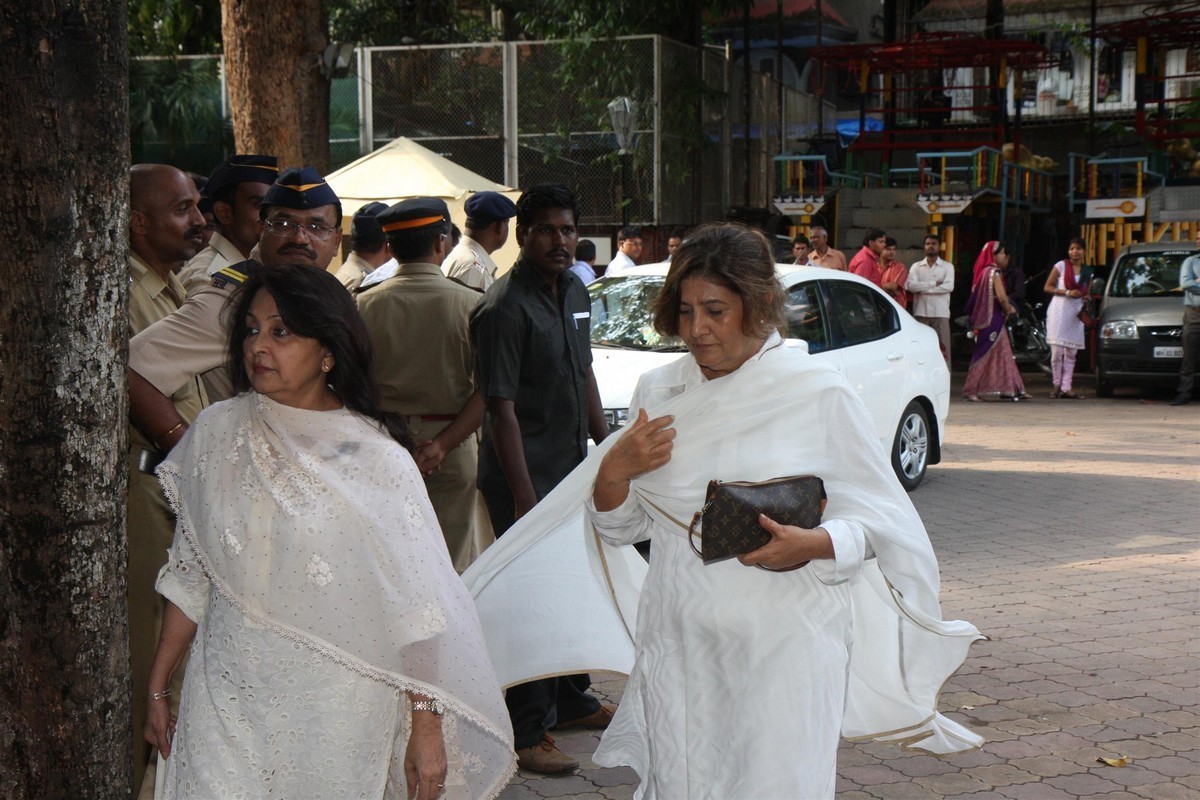 Madhuri Dixit Father Prayer Meet - 40 / 63 photos