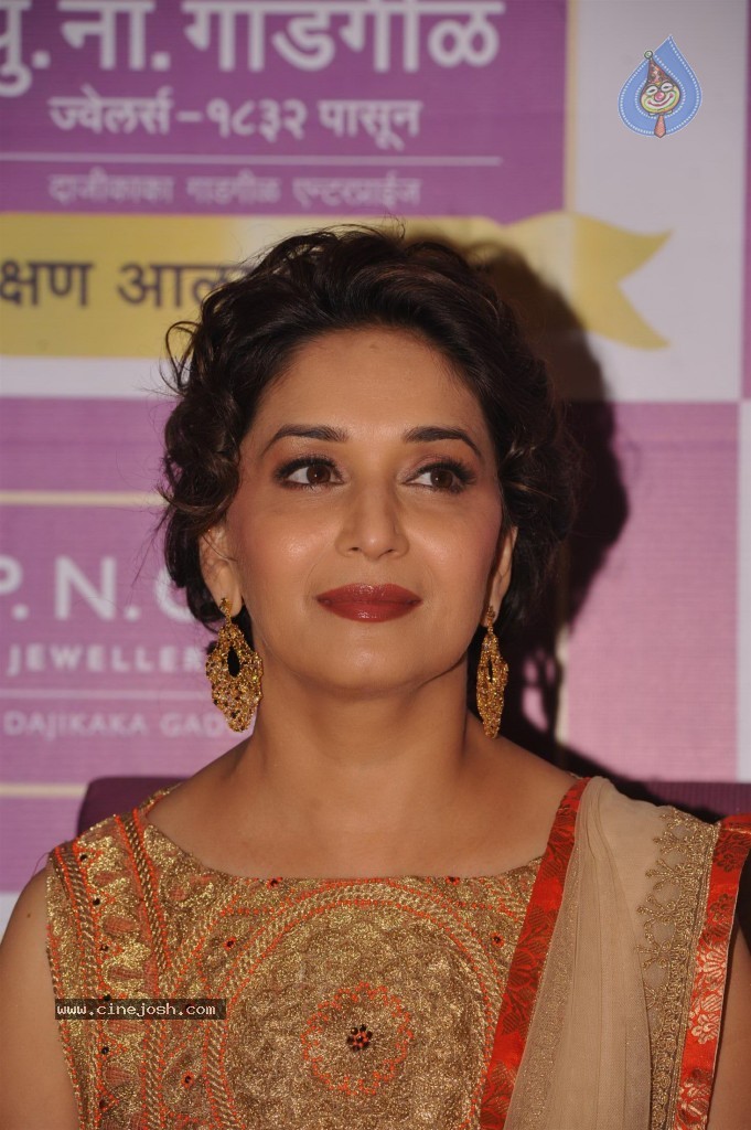 Madhuri Dixit Nene at Kshan Ala Bhagyachya 2013 Event - 3 / 75 photos