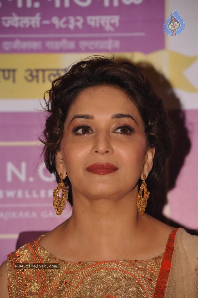 Madhuri Dixit Nene at Kshan Ala Bhagyachya 2013 Event - 7 / 75 photos