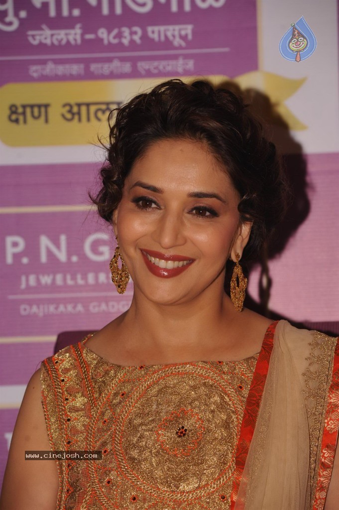 Madhuri Dixit Nene at Kshan Ala Bhagyachya 2013 Event - 12 / 75 photos