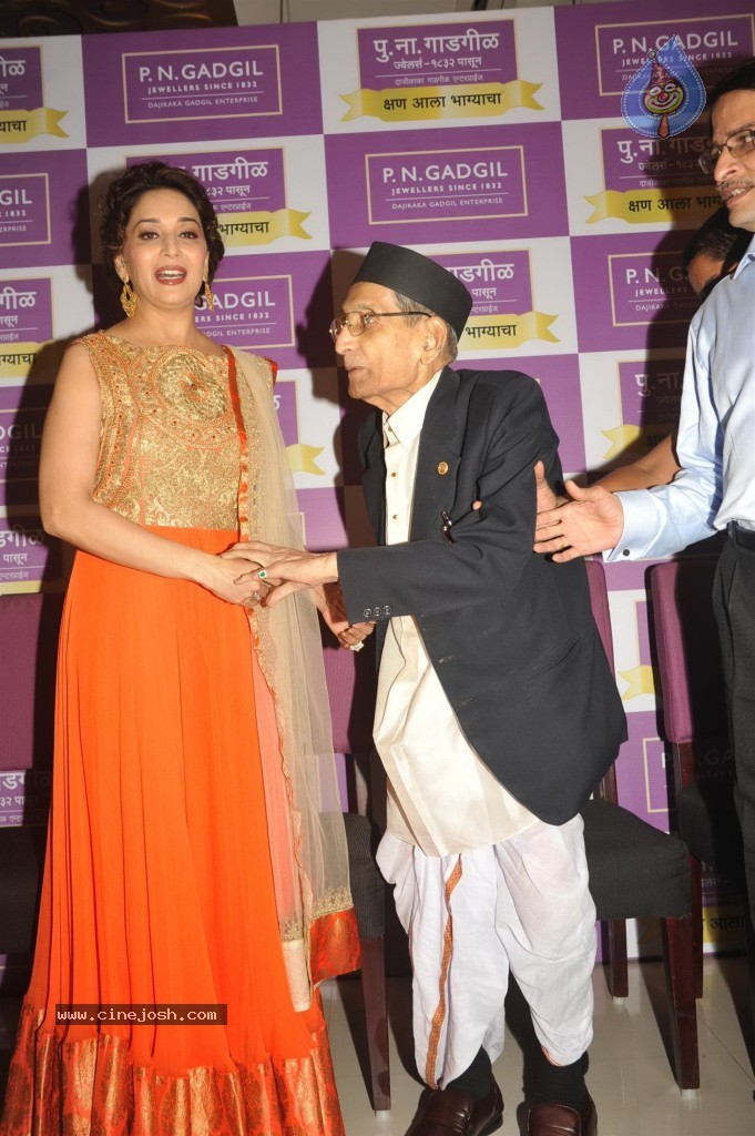 Madhuri Dixit Nene at Kshan Ala Bhagyachya 2013 Event - 14 / 75 photos