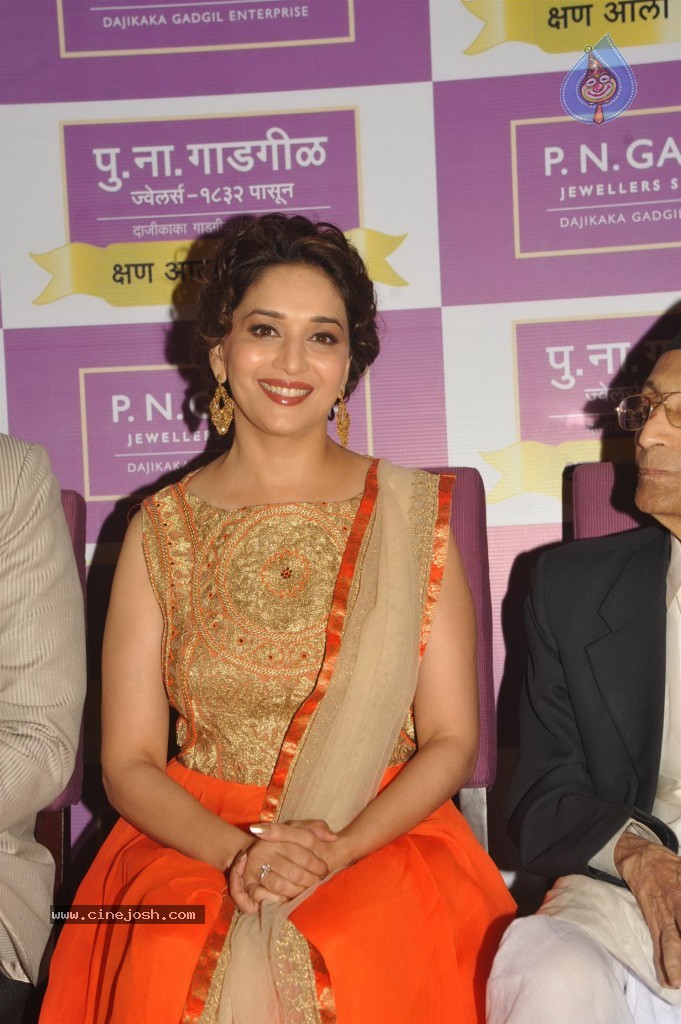 Madhuri Dixit Nene at Kshan Ala Bhagyachya 2013 Event - 23 / 75 photos