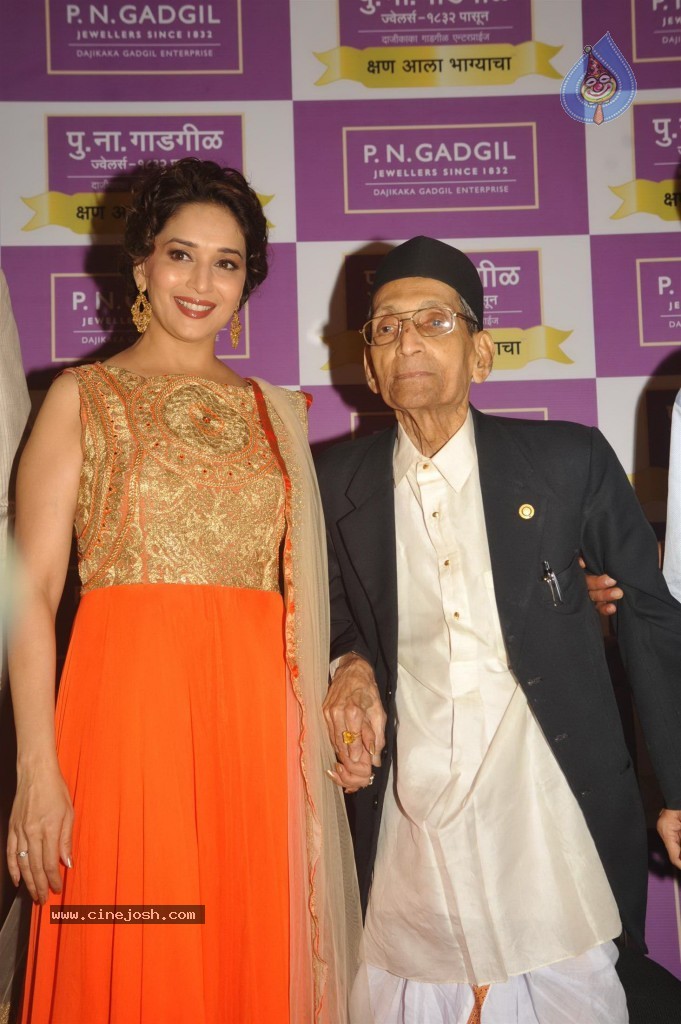 Madhuri Dixit Nene at Kshan Ala Bhagyachya 2013 Event - 24 / 75 photos