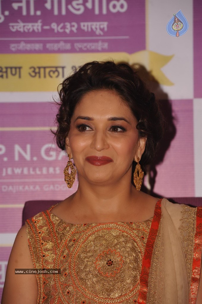 Madhuri Dixit Nene at Kshan Ala Bhagyachya 2013 Event - 37 / 75 photos