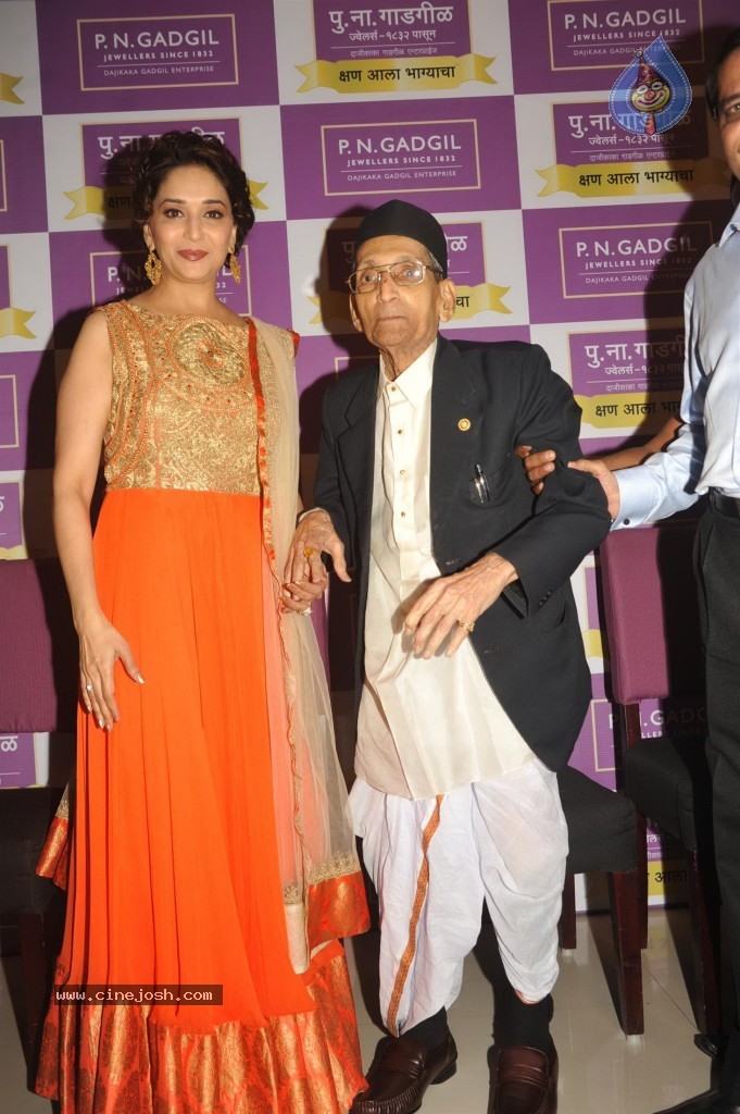 Madhuri Dixit Nene at Kshan Ala Bhagyachya 2013 Event - 56 / 75 photos