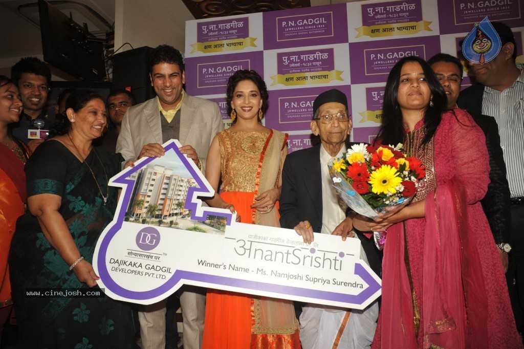 Madhuri Dixit Nene at Kshan Ala Bhagyachya 2013 Event - 69 / 75 photos