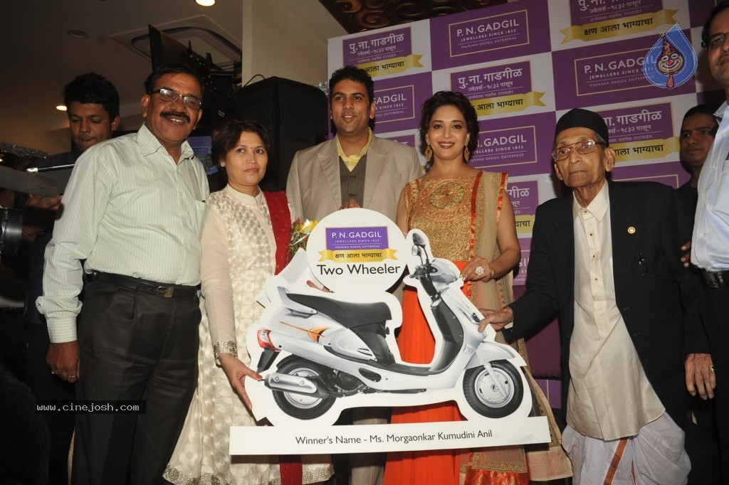 Madhuri Dixit Nene at Kshan Ala Bhagyachya 2013 Event - 70 / 75 photos