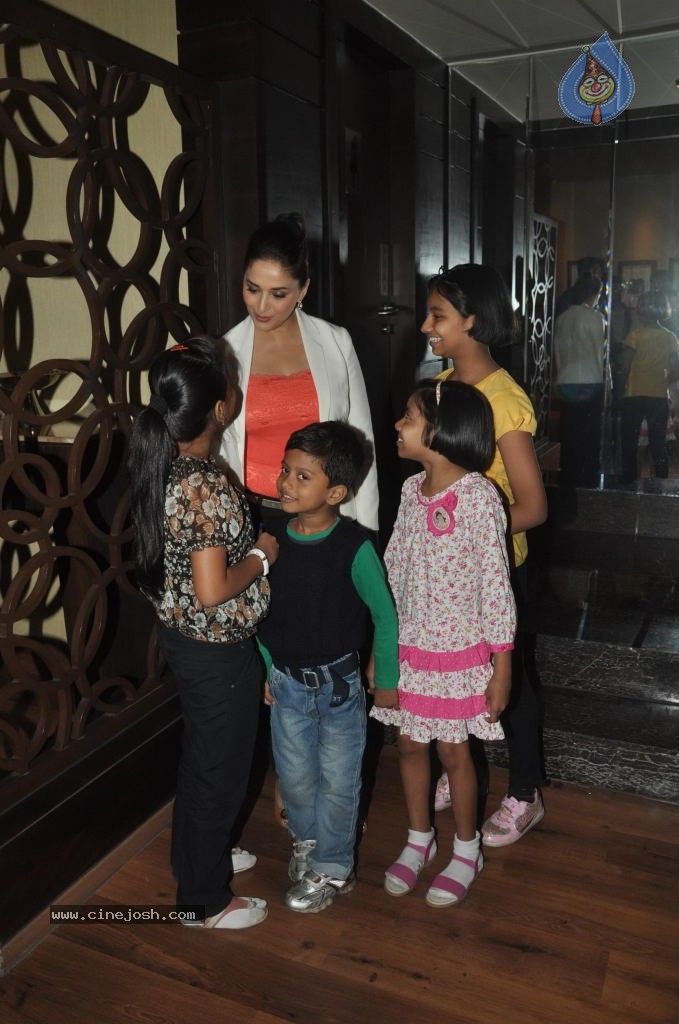 Madhuri Dixit Promotes Dedh Ishqiya - 27 / 44 photos