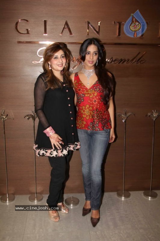 Mahie Gill and Archana Kochar at Gitanjali Gianti Store - 2 / 28 photos