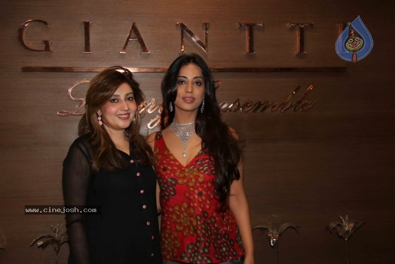 Mahie Gill and Archana Kochar at Gitanjali Gianti Store - 13 / 28 photos