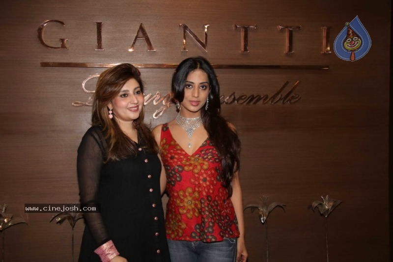 Mahie Gill and Archana Kochar at Gitanjali Gianti Store - 22 / 28 photos