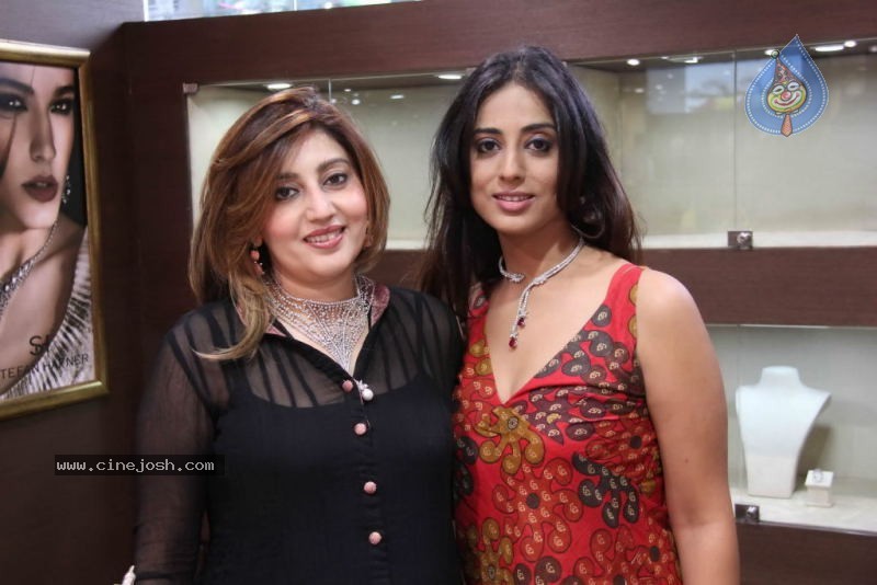 Mahie Gill and Archana Kochar at Gitanjali Gianti Store - 27 / 28 photos