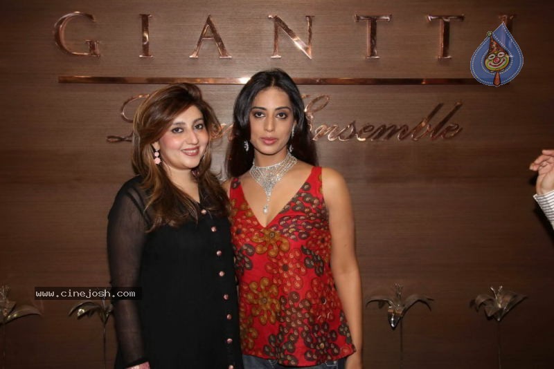 Mahie Gill and Archana Kochar at Gitanjali Gianti Store - 28 / 28 photos