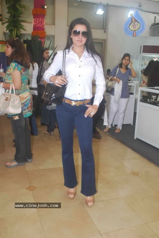 Mana Shetty Araaish Shopping Soiree Event - 7 / 65 photos