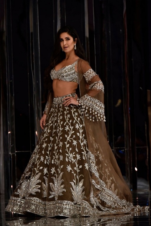 Manish Malhotra Fashion Show Zween - 18 / 22 photos