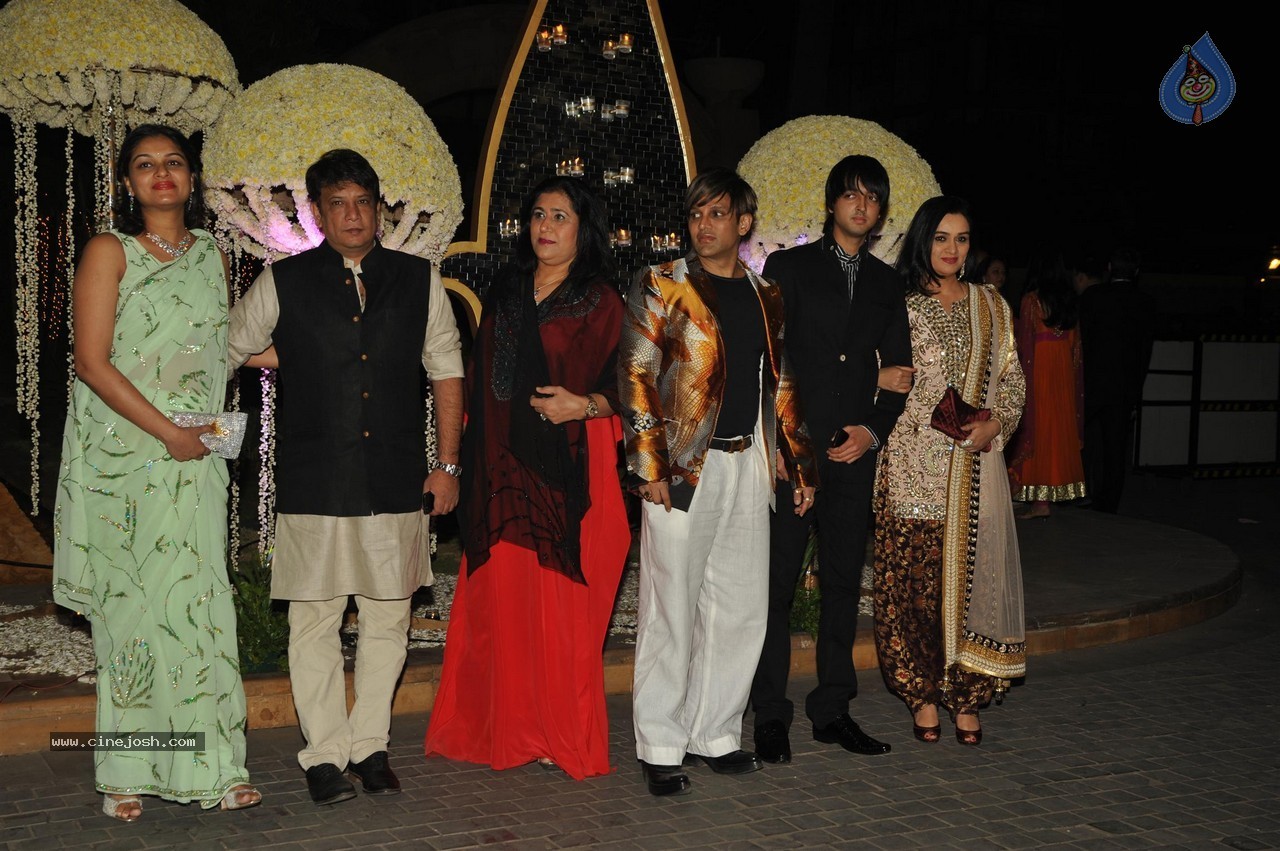 Manish Malhotra Niece Riddhi Malhotra Wedding Reception - 76 / 125 photos
