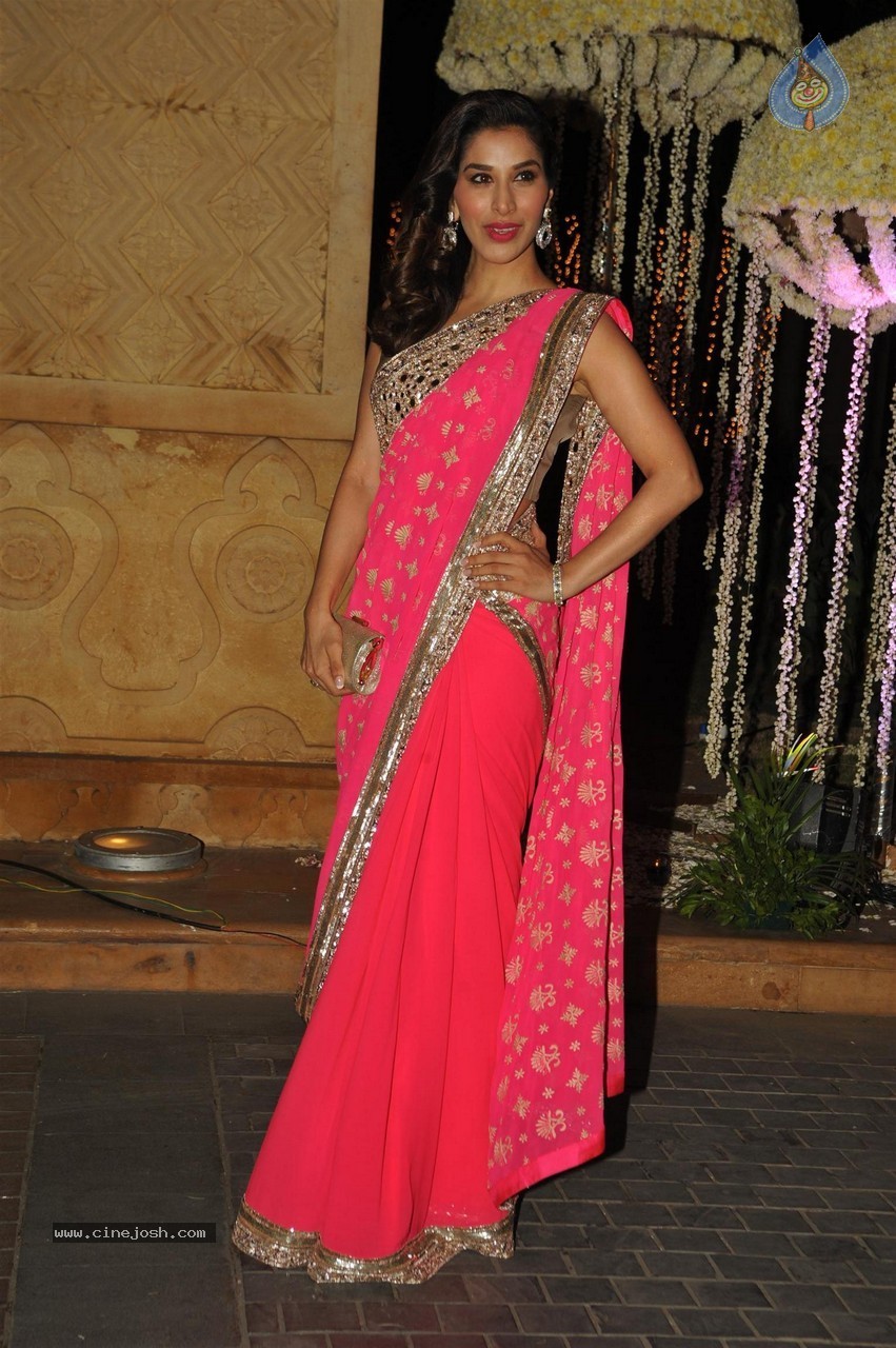 Manish Malhotra Niece Riddhi Malhotra Wedding Reception - 77 / 125 photos