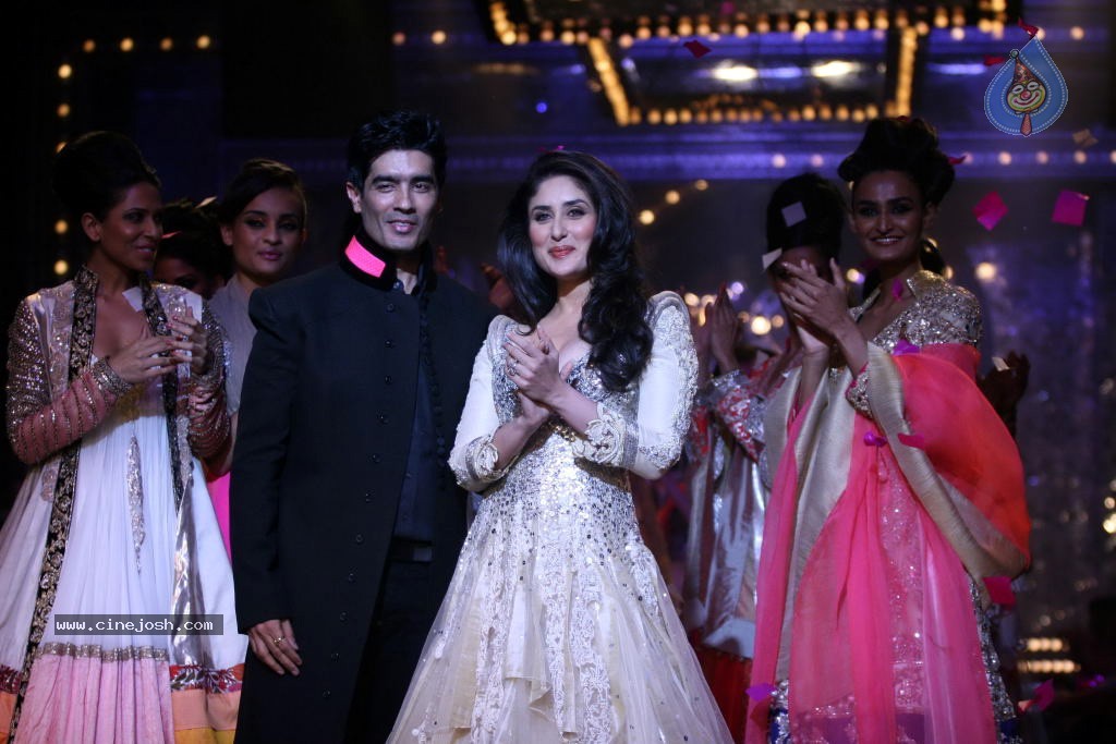 Manish Malhotra Show at LFW 2011 - 2 / 31 photos