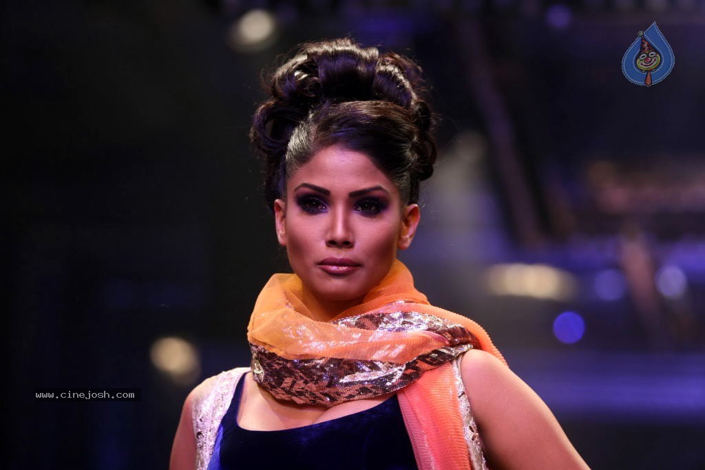 Manish Malhotra Show at LFW 2011 - 4 / 31 photos