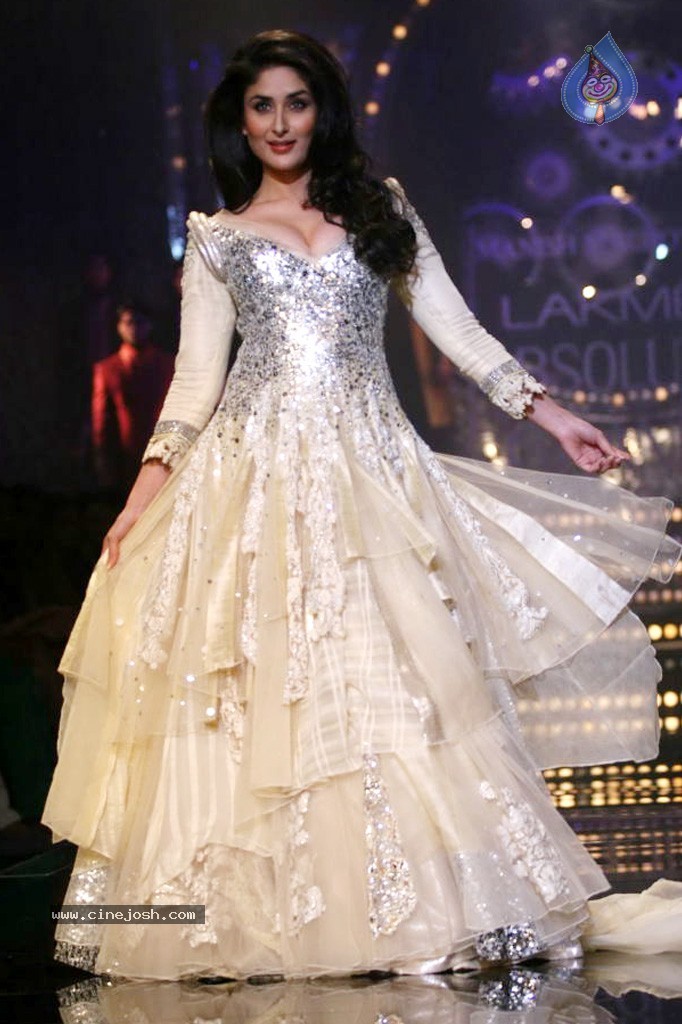 Manish Malhotra Show at LFW 2011 - 6 / 31 photos