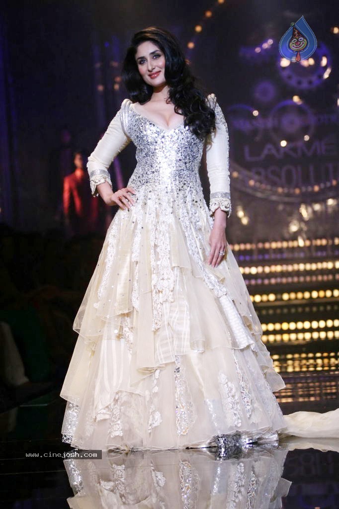 Manish Malhotra Show at LFW 2011 - 10 / 31 photos