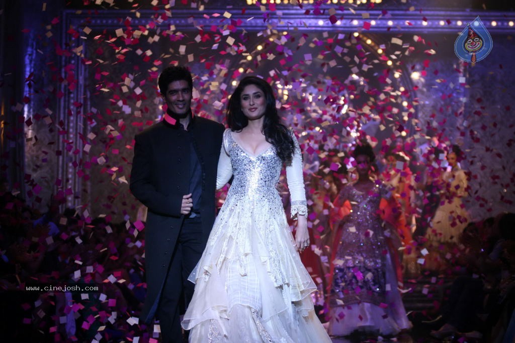 Manish Malhotra Show at LFW 2011 - 12 / 31 photos