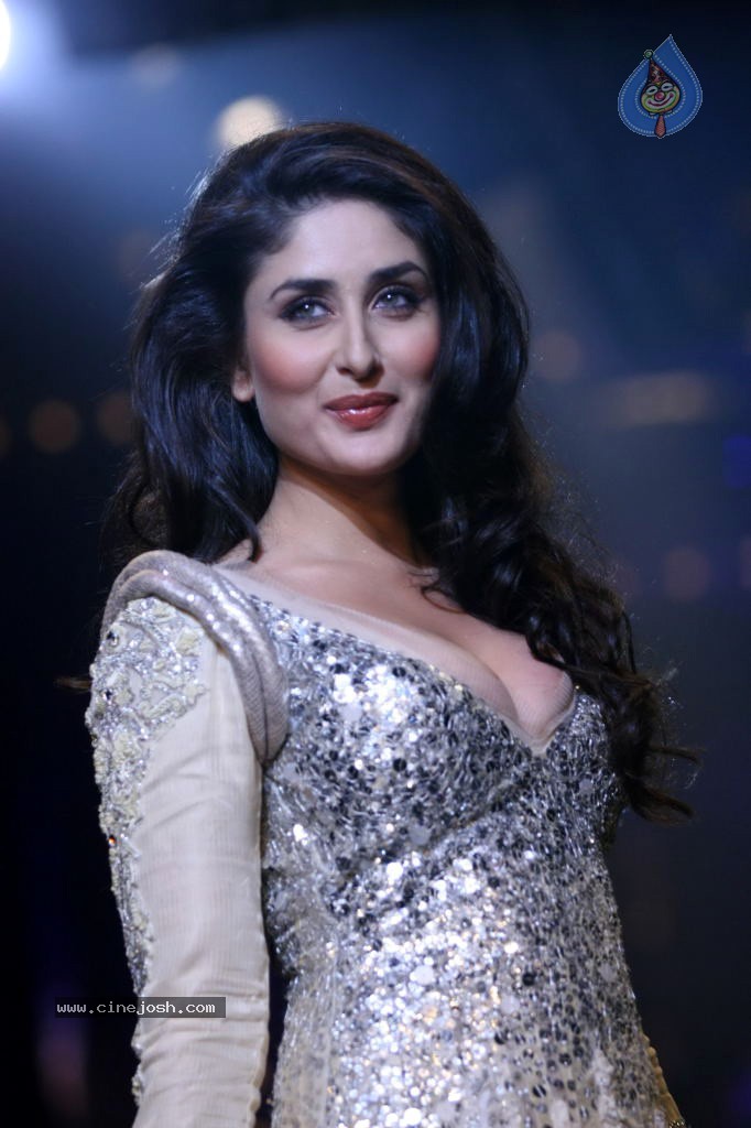 Manish Malhotra Show at LFW 2011 - 14 / 31 photos