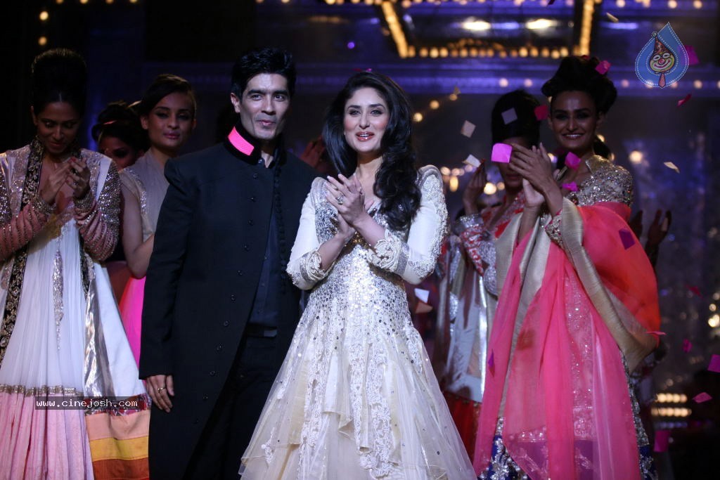 Manish Malhotra Show at LFW 2011 - 16 / 31 photos