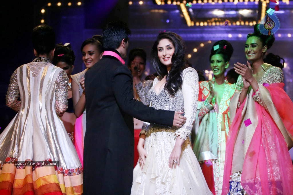 Manish Malhotra Show at LFW 2011 - 18 / 31 photos
