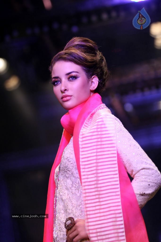 Manish Malhotra Show at LFW 2011 - 19 / 31 photos