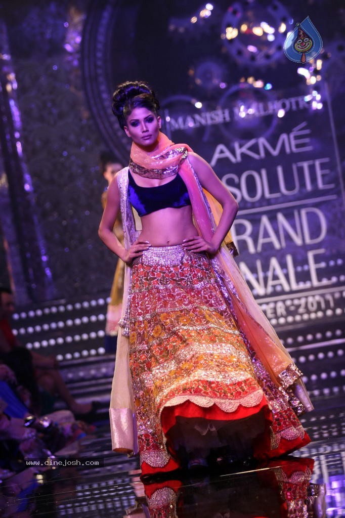 Manish Malhotra Show at LFW 2011 - 21 / 31 photos