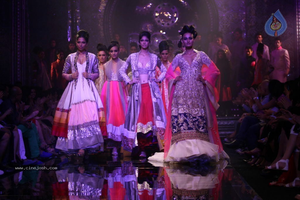 Manish Malhotra Show at LFW 2011 - 25 / 31 photos