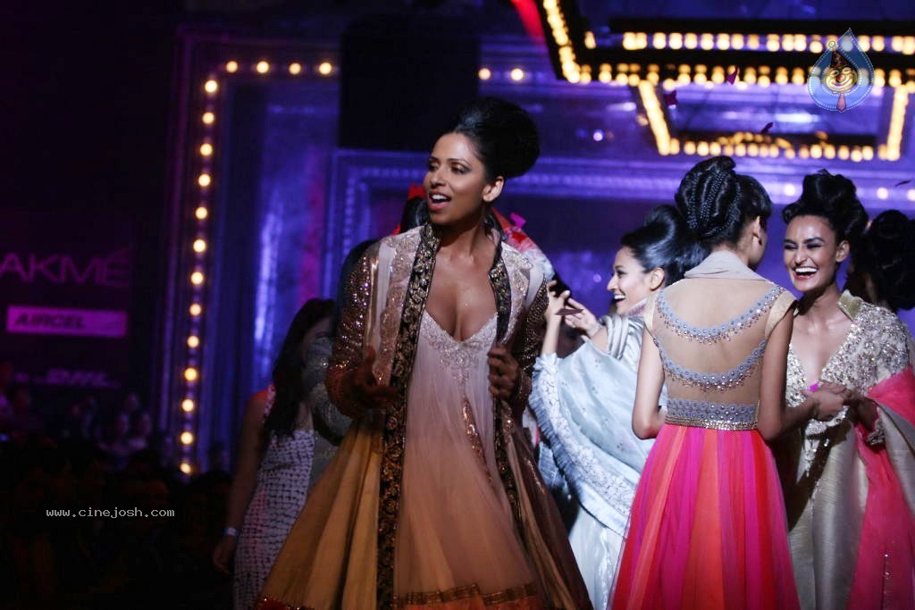 Manish Malhotra Show at LFW 2011 - 26 / 31 photos