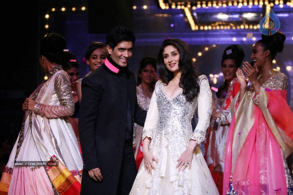 Manish Malhotra Show at LFW 2011 - 28 / 31 photos