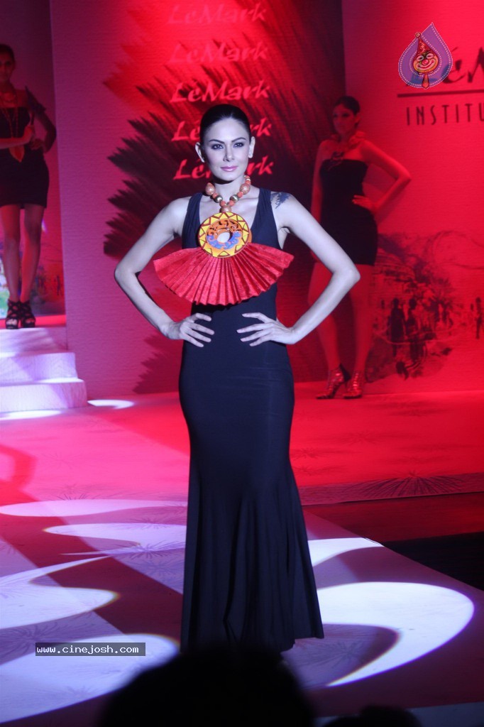 Marque 13 Fashion Show - 21 / 67 photos