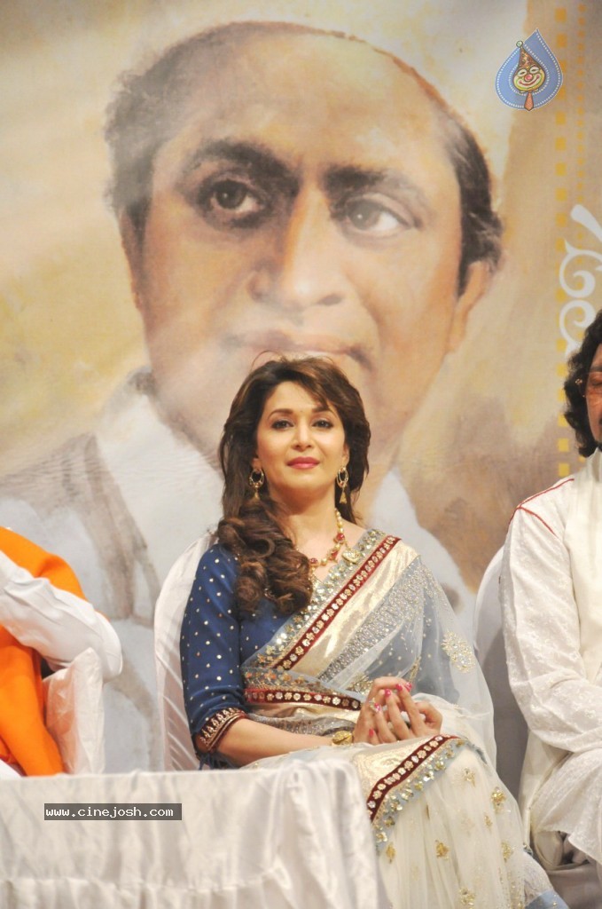 Master Dinanath Mangeshkar Awards 2012 - 14 / 37 photos