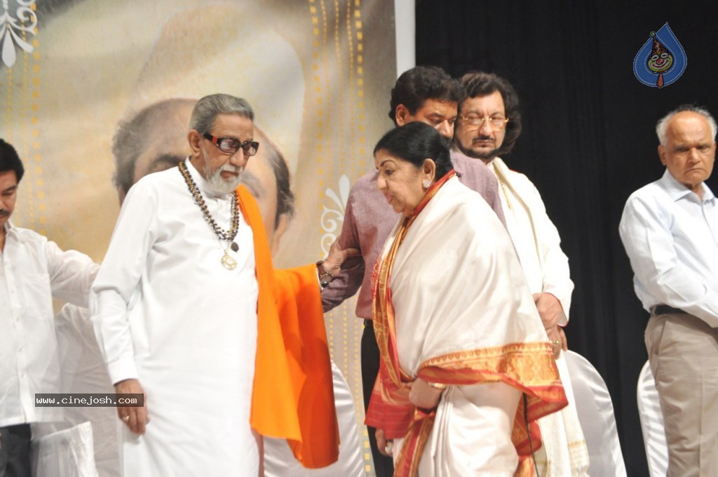 Master Dinanath Mangeshkar Awards 2012 - 17 / 37 photos