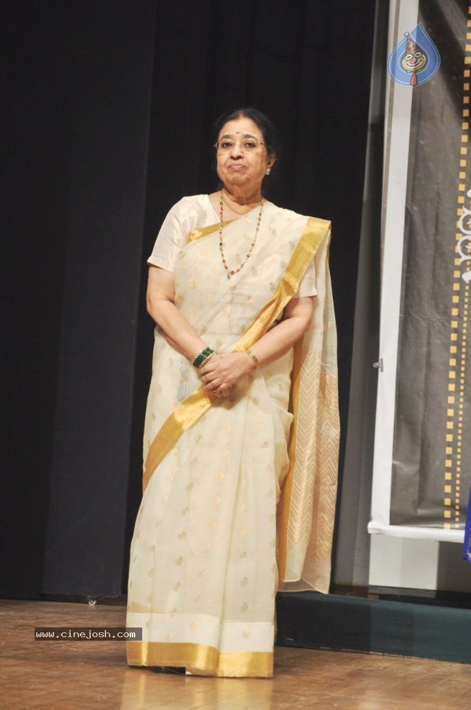 Master Dinanath Mangeshkar Awards 2012 - 18 / 37 photos