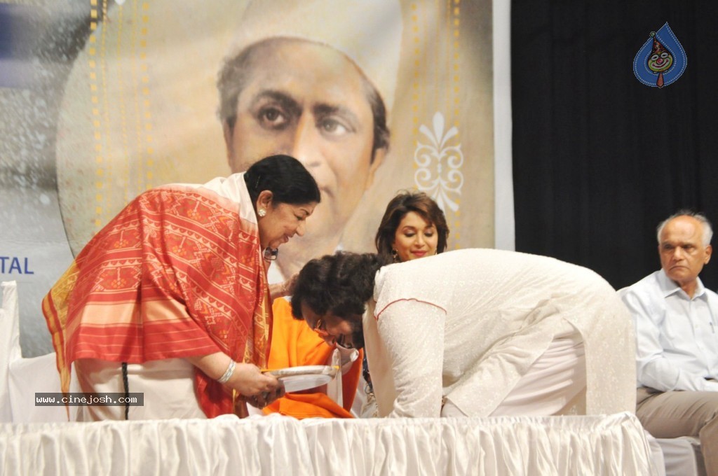 Master Dinanath Mangeshkar Awards 2012 - 19 / 37 photos