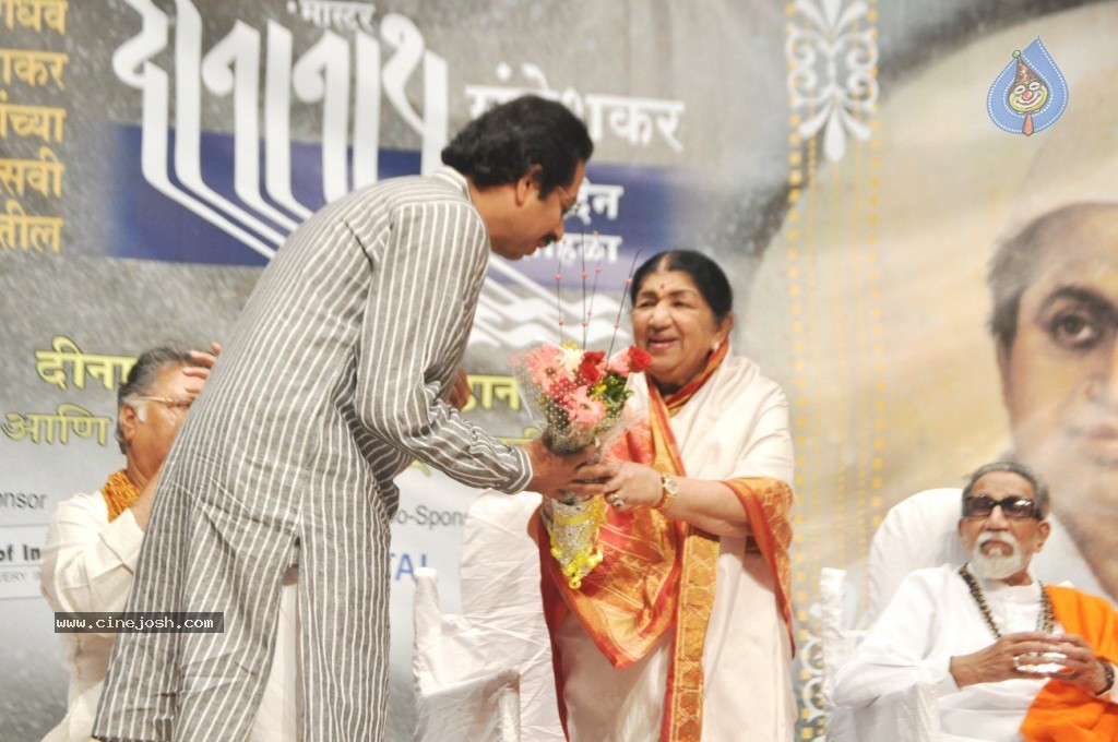 Master Dinanath Mangeshkar Awards 2012 - 20 / 37 photos
