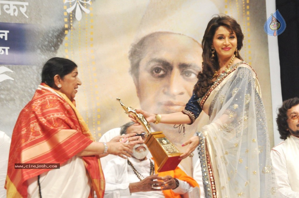 Master Dinanath Mangeshkar Awards 2012 - 22 / 37 photos